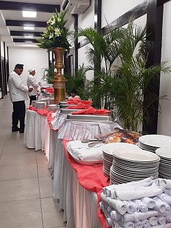 Buffet doble entrada para que tus invitado no esperen mucho tiempo  en fila cuando es más de 80 pax.