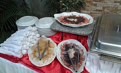 Buffet pequeño pero con elegancia desde la entrada