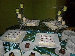 Sección de postres en el buffet con montajes Clásico  imperial
