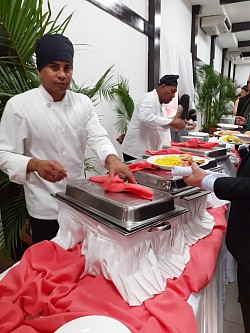 Nuestros Cocinero te sirven amablemente la comida del buffet